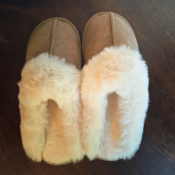 NWOT Cozy Tan Women's Slippers with Soft Fur Lining - Picture 4 of 6